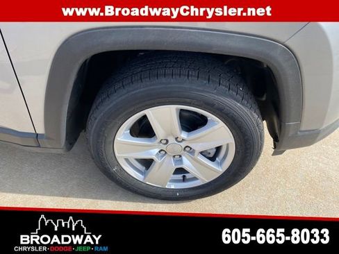 Used 2022 Jeep Compass Latitude image 5