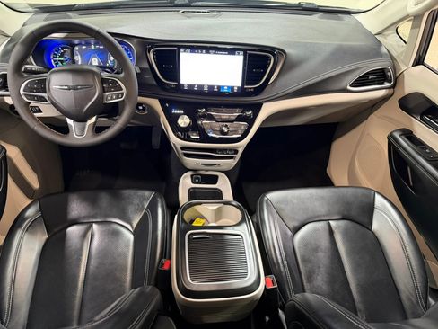 Used 2023 Chrysler Pacifica Touring-L FWD image 51