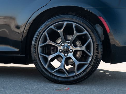 Used 2018 Chrysler 300 S w/ 300S Premium Group RWD image 12