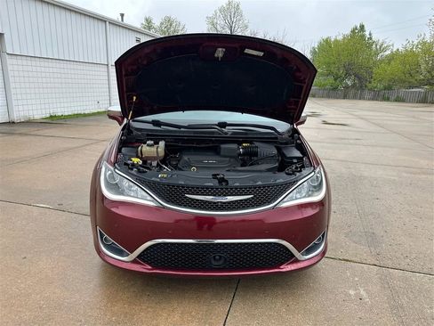 Used 2017 Chrysler Pacifica Limited FWD image 11