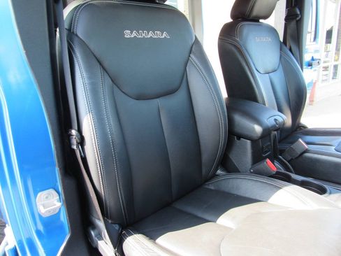 Used 2016 Jeep Wrangler Unlimited Sahara w/ Connectivity Group AWD/4WD image 41