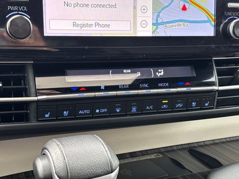 Used 2023 Toyota Sienna Platinum image 25