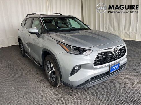 Used 2024 Toyota Highlander XLE AWD/4WD image 30