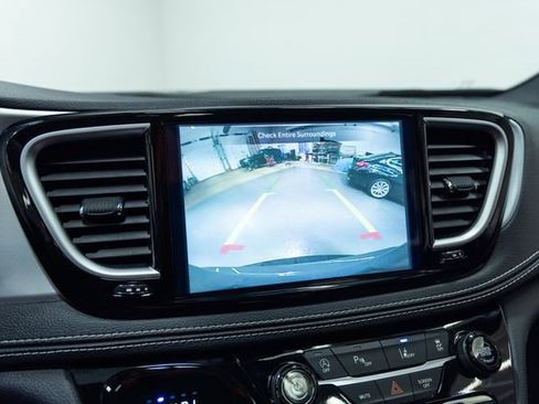 Used 2025 Chrysler Pacifica Limited image 18