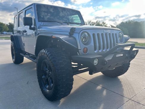 Used 2013 Jeep Wrangler Unlimited Sahara w/ Connectivity Group image 4