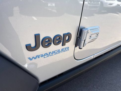 Used 2022 Jeep Wrangler Unlimited Rubicon 4xe w/ Cold Weather Group AWD/4WD image 12