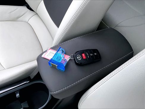 Certified 2023 Toyota Corolla Cross XLE image 31