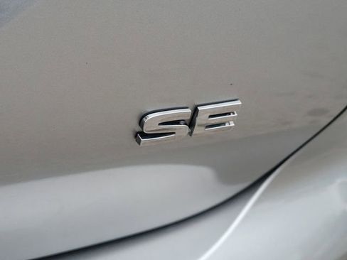 Used 2024 Mitsubishi Outlander SE image 8