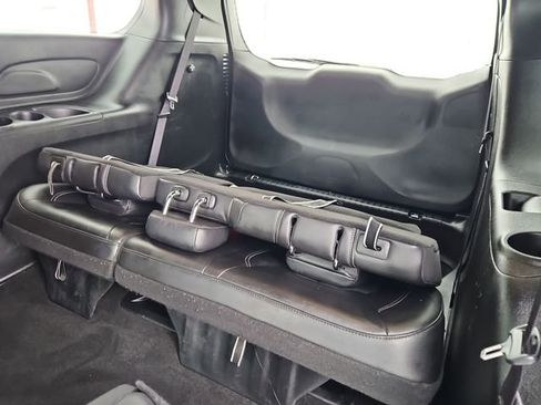 Used 2025 Chrysler Pacifica Select image 39