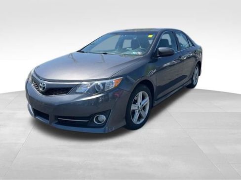 Used 2014 Toyota Camry SE w/ Moonroof Package image 3
