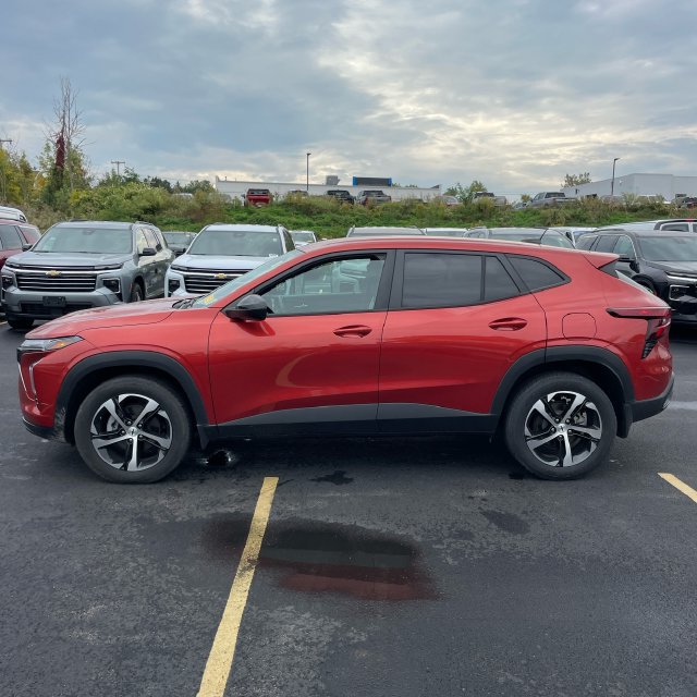 Used 2024 Chevrolet Trax RS w/ Driver Confidence Package FWD image 2