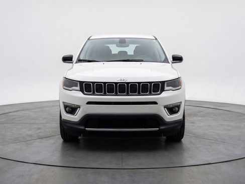 Used 2025 Jeep Compass Latitude AWD/4WD image 2