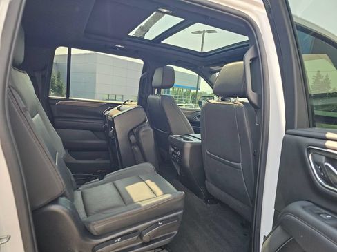 Used 2022 Chevrolet Suburban High Country w/ Premium Package 2 AWD/4WD image 16