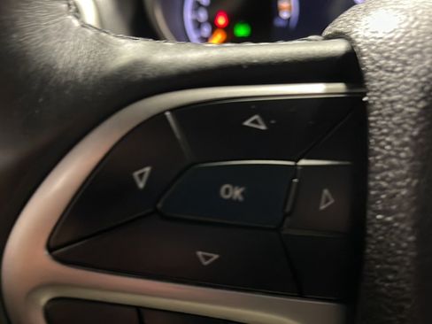 Used 2018 Jeep Grand Cherokee Altitude AWD/4WD image 6