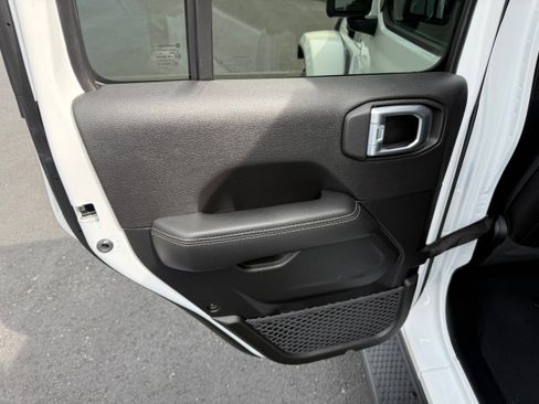 Used 2023 Jeep Wrangler Sahara w/ Cold Weather Group AWD/4WD image 10
