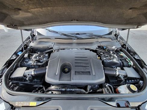 Used 2023 Land Rover Discovery Metropolitan Edition image 9