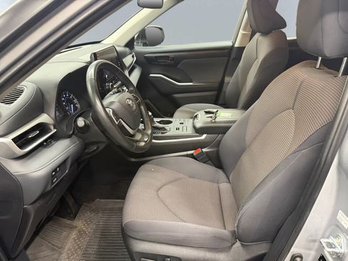 Used 2025 Toyota Highlander LE AWD/4WD image 7