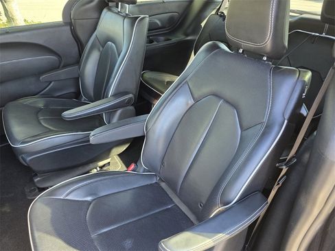 Used 2019 Chrysler Pacifica Limited w/ Advanced Safetytec Group image 14