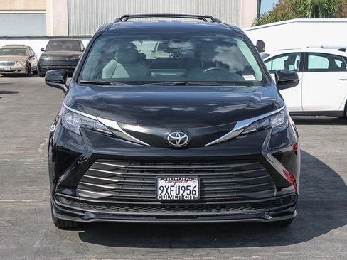 Used 2026 Toyota Sienna LE FWD image 2