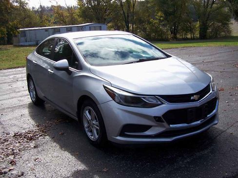 Used 2017 Chevrolet Cruze LT image 3