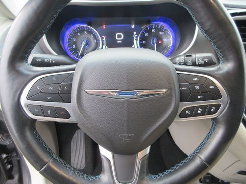 Used 2021 Chrysler Pacifica Touring-L image 27