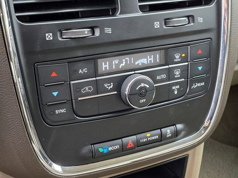 Used 2014 Chrysler Town & Country Touring image 36