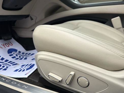 Used 2020 Lincoln MKZ w/ Convenience Package image 9