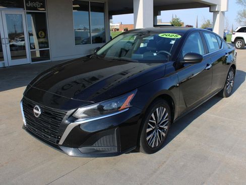 Used 2025 Nissan Altima 2.5 SV image 2