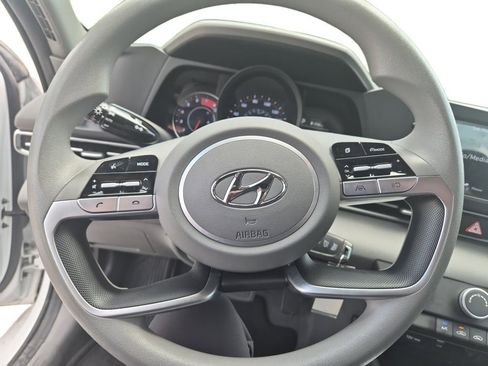 Used 2022 Hyundai Elantra SE FWD image 12