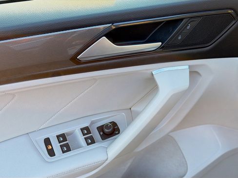 Used 2022 Volkswagen Tiguan SE image 21