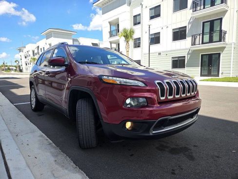 Used 2017 Jeep Cherokee Limited image 4