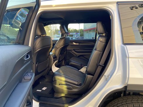 New 2025 Jeep Grand Cherokee L Altitude image 10