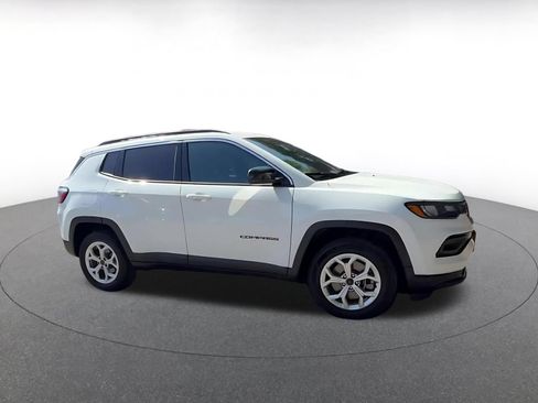 Used 2025 Jeep Compass Latitude AWD/4WD image 2