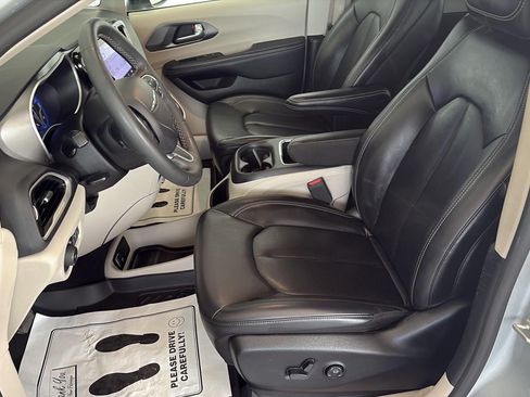 Used 2023 Chrysler Pacifica Touring-L FWD image 7