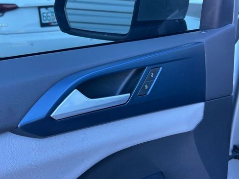 Used 2022 Volkswagen Taos SE image 55