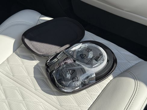 Used 2025 Cadillac Escalade V w/ LPO, ONYX Package image 31