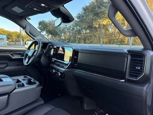 Used 2024 GMC Sierra 1500 SLE image 30