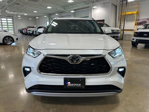 Used 2024 Toyota Highlander Platinum AWD/4WD image 2