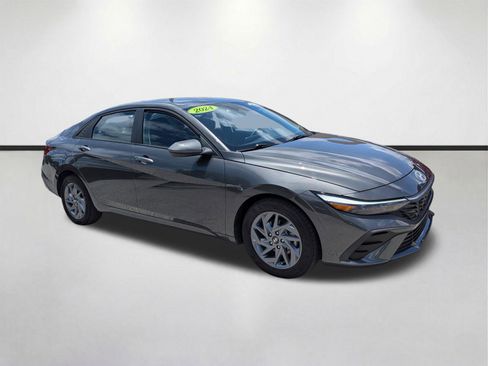 Used 2024 Hyundai Elantra SEL FWD image 2