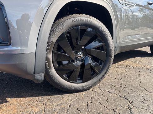 Used 2024 Volkswagen Atlas Cross Sport SE image 2