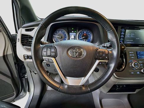 Used 2020 Toyota Sienna XLE AWD/4WD image 17