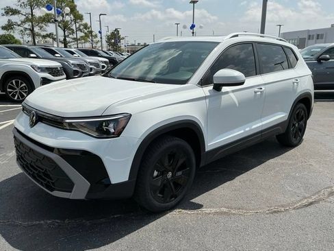 New 2026 Volkswagen Taos SE FWD image 7