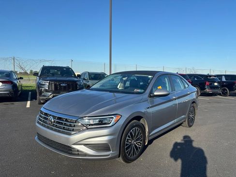 Used 2019 Volkswagen Jetta SEL w/ Cold Weather Package FWD image 5