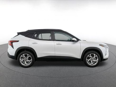 Used 2025 Chevrolet Trax LT FWD image 10