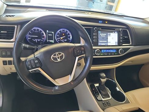 Used 2018 Toyota Highlander XLE AWD/4WD image 9