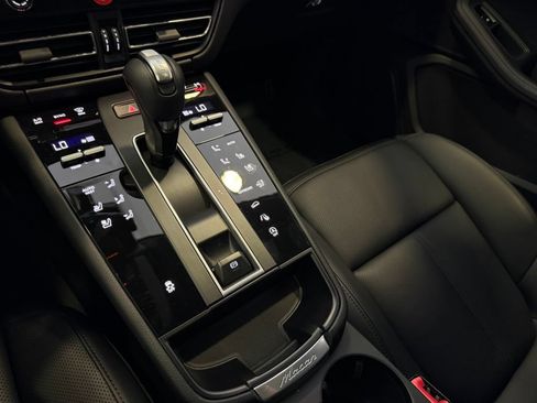 Certified 2026 Porsche Macan AWD/4WD image 19