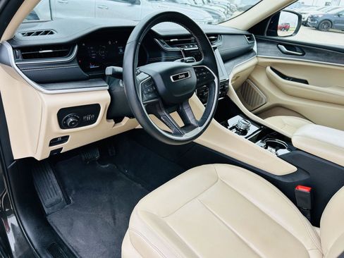 Used 2022 Jeep Grand Cherokee L Limited w/ Black Appearance Package AWD/4WD image 15