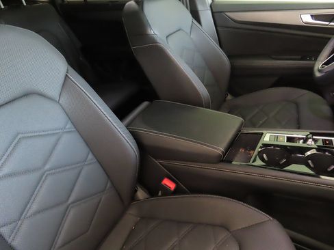 Used 2024 Volkswagen Atlas Cross Sport SE FWD image 26