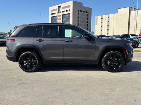 Used 2025 Jeep Grand Cherokee Limited w/ Black Appearance Package image 3