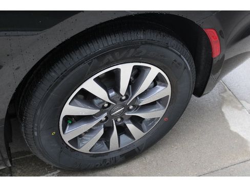 Certified 2022 Chrysler Pacifica Touring-L image 37